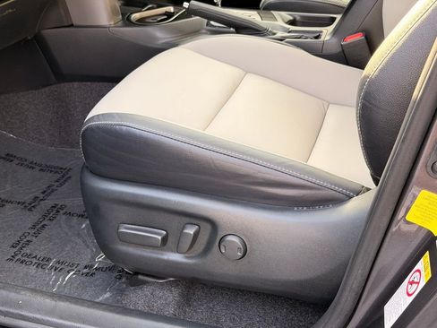 Used 2018 Toyota RAV4 Limited FWD image 23