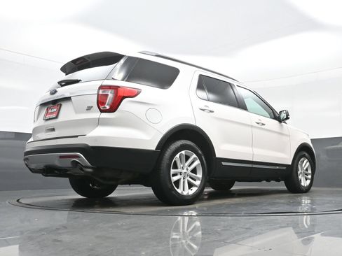 Used 2017 Ford Explorer XLT w/ Equipment Group 202A FWD image 34
