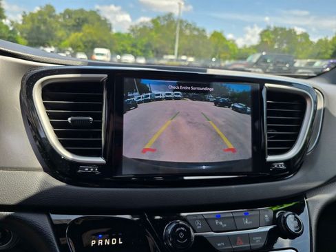 Used 2025 Chrysler Pacifica Select FWD image 22