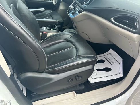 Used 2019 Chrysler Pacifica Limited image 12
