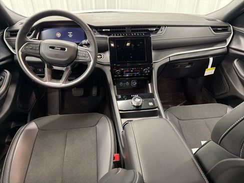 New 2025 Jeep Grand Cherokee Altitude image 13