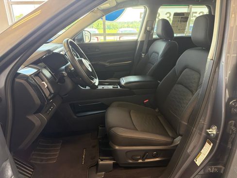 Used 2025 Nissan Pathfinder SV AWD/4WD image 19