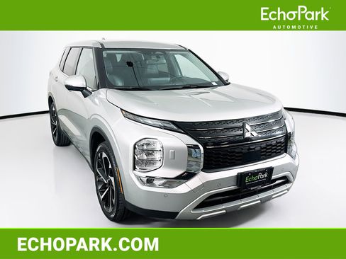 Used 2024 Mitsubishi Outlander SE image 1