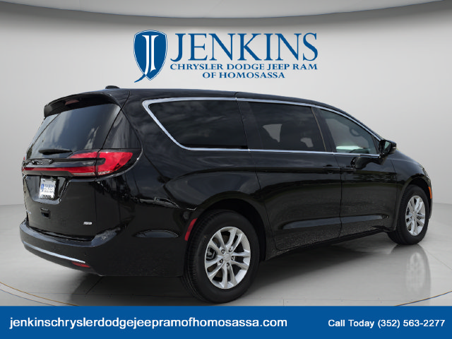 New 2027 Chrysler Pacifica Select w/ Family Tech Group AWD/4WD image 4