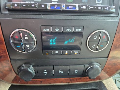 Used 2013 Chevrolet Suburban LT image 17