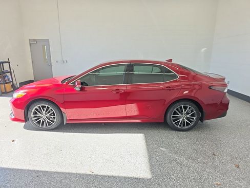 Used 2021 Toyota Camry XLE image 2