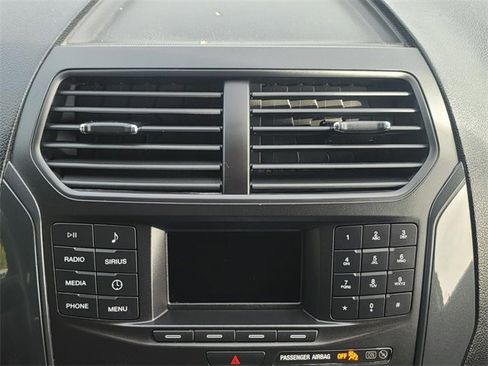 Used 2019 Ford Explorer XLT image 22