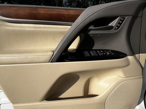 Used 2021 Lexus LX 570 4WD w/ 3rd Row & Luxury Pkg image 13