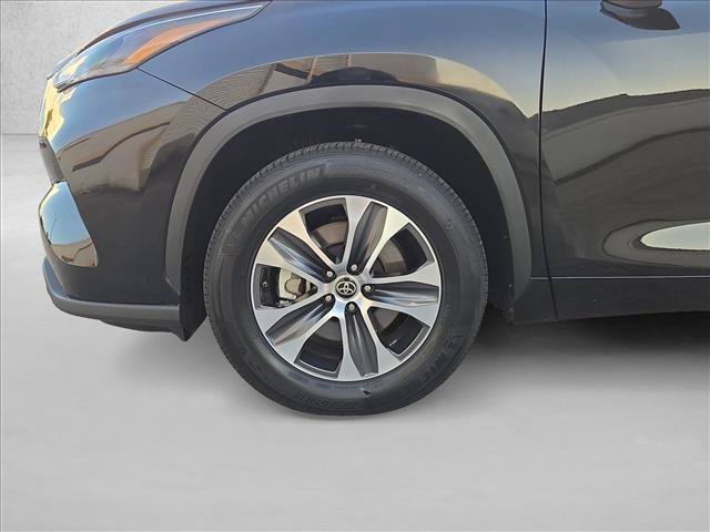 Used 2023 Toyota Highlander XLE FWD image 25