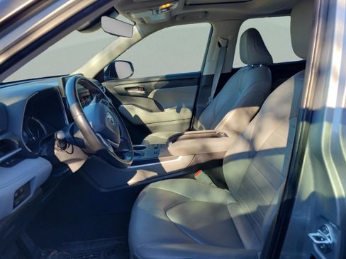 Used 2023 Toyota Highlander XLE image 30