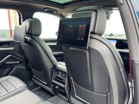 Used 2024 Porsche Cayenne w/ Premium Package image 42