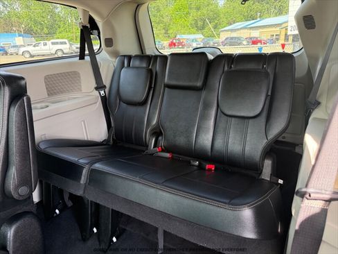 Used 2014 Chrysler Town & Country Touring FWD image 12
