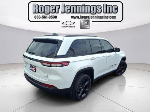 Used 2023 Jeep Grand Cherokee Altitude AWD/4WD image 4