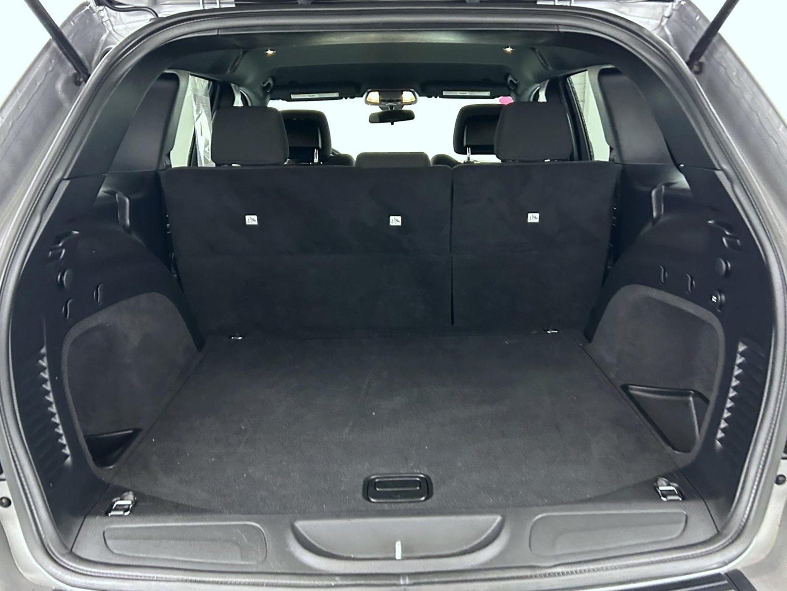 Used 2019 Jeep Grand Cherokee Laredo AWD/4WD image 22