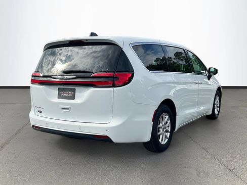 Certified 2023 Chrysler Pacifica Touring-L FWD image 7