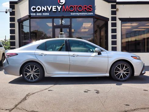 Used 2023 Toyota Camry SE FWD image 5