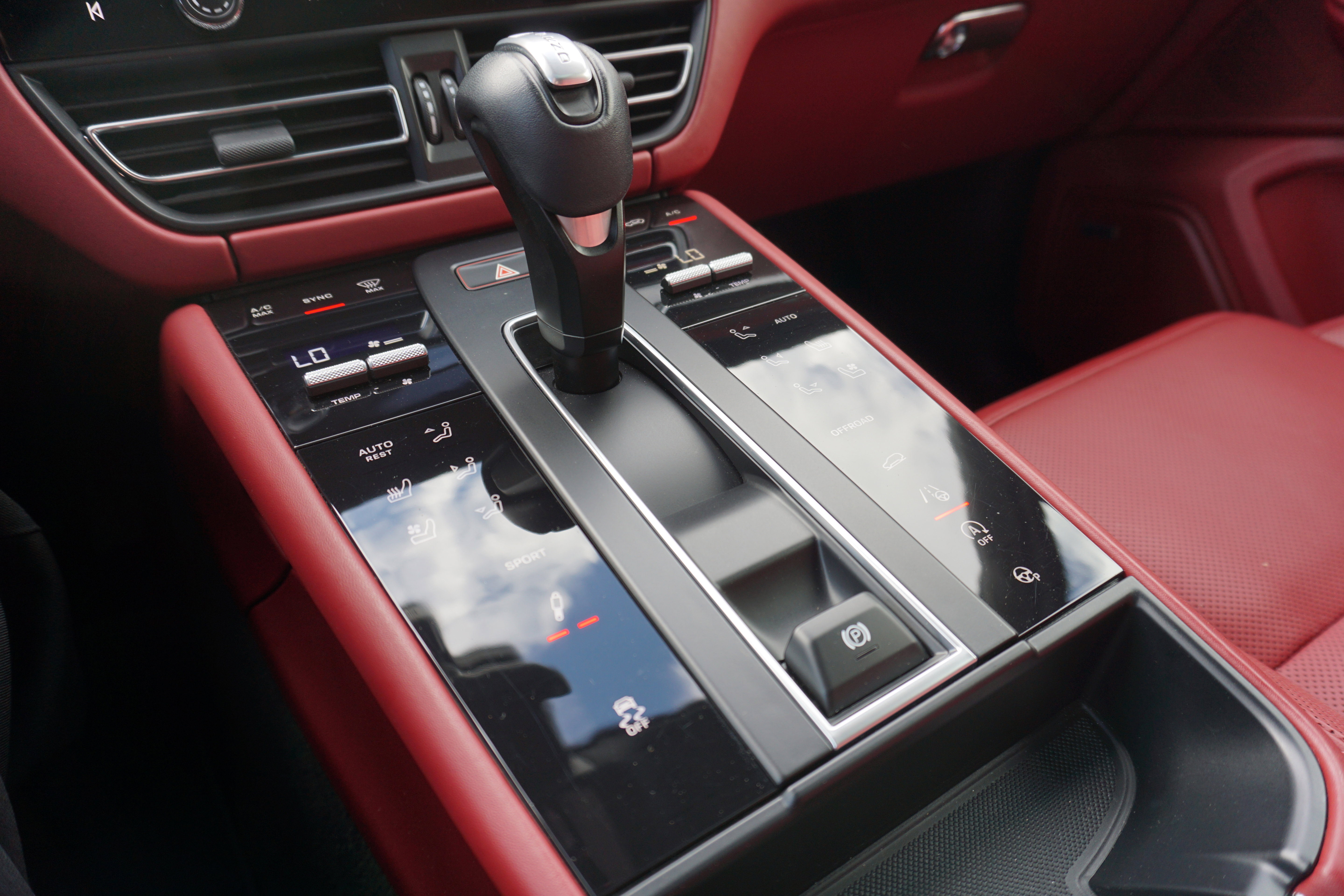 Certified 2023 Porsche Macan S AWD/4WD image 6