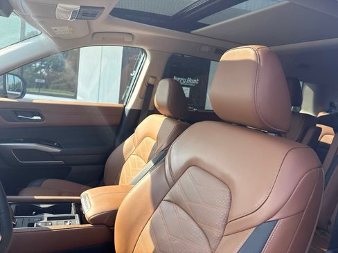 Used 2025 Nissan Pathfinder Platinum FWD image 3
