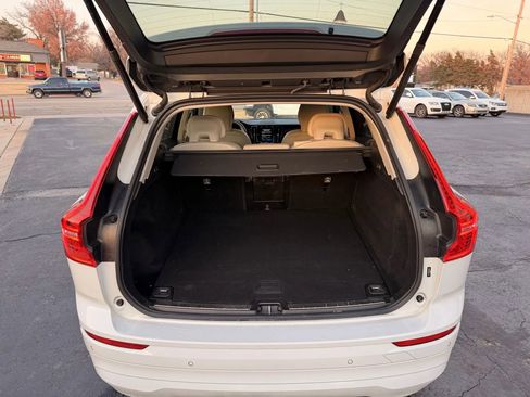 Used 2022 Volvo XC60 B5 Momentum AWD/4WD image 4