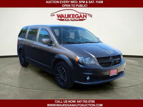 Used 2018 Dodge Grand Caravan SXT w/ Driver Convenience Group FWD image 2