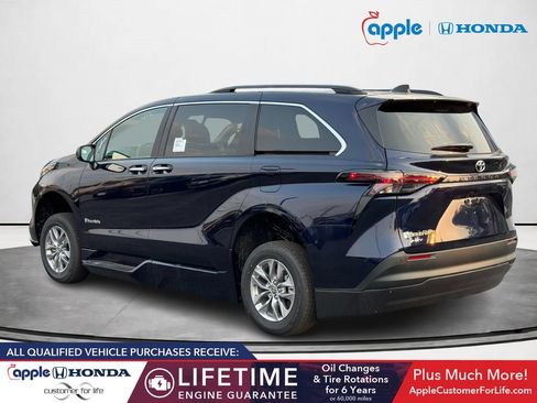 Used 2026 Toyota Sienna XLE FWD image 4