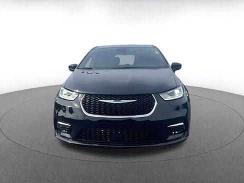 Used 2025 Chrysler Pacifica Select image 4