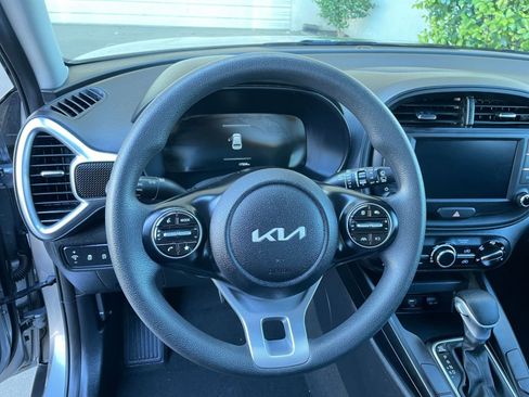 Used 2025 Kia Soul LX w/ LX Technology Package FWD image 25