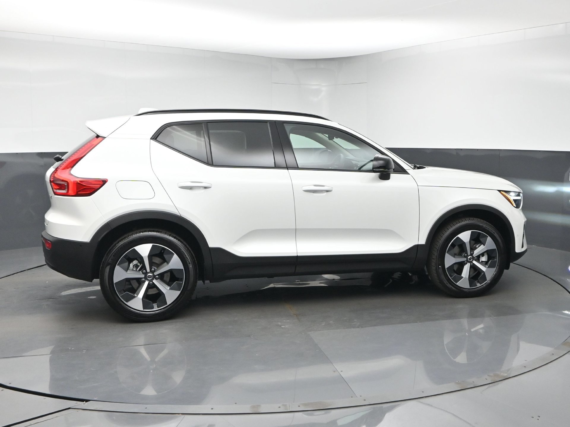 New 2026 Volvo XC40 B4 Plus w/ Protection Package Premier FWD image 9