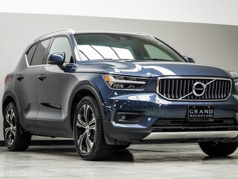 Used 2021 Volvo XC40 T5 Inscription w/ Climate Package image 4