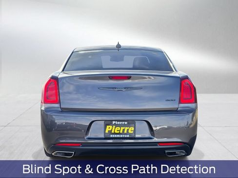 Used 2022 Chrysler 300 Touring L RWD image 5
