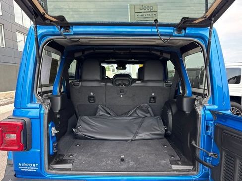 Used 2025 Jeep Wrangler Unlimited Rubicon AWD/4WD image 9