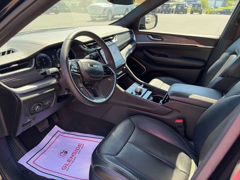 Used 2023 Jeep Grand Cherokee Overland AWD/4WD image 2