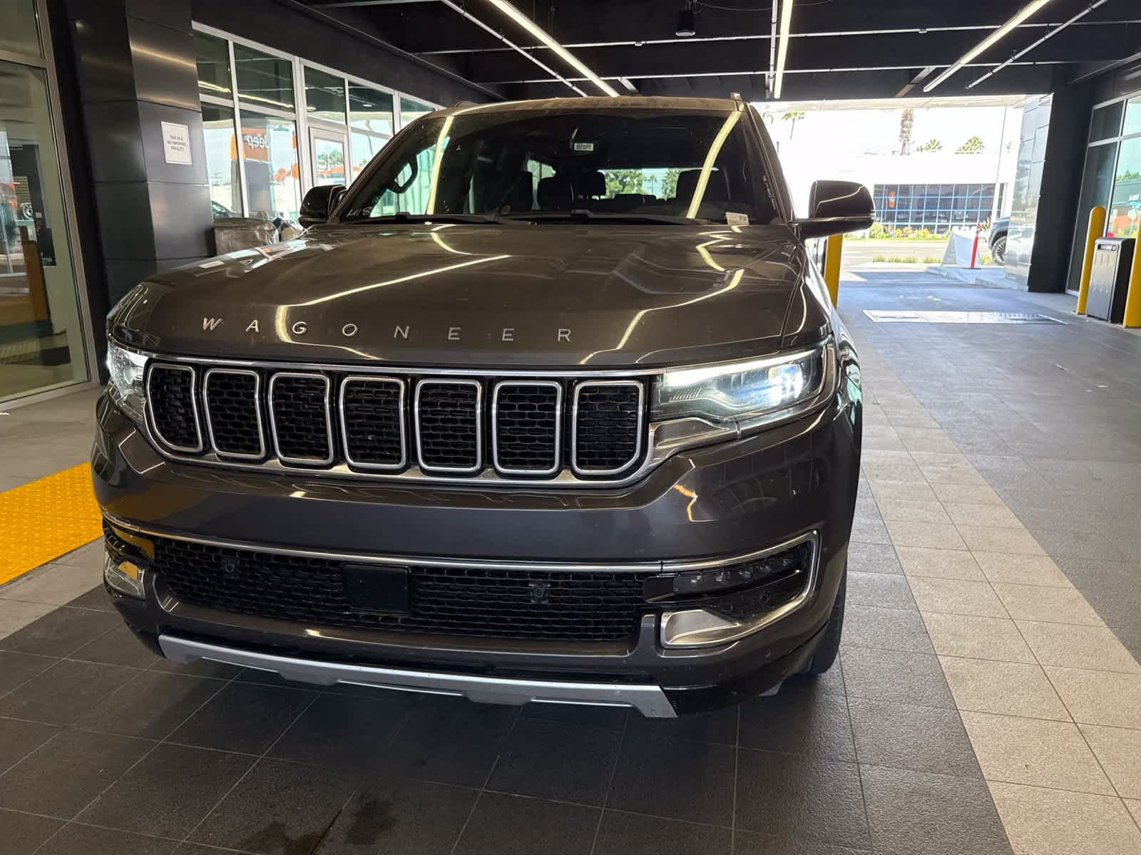 Used 2024 Jeep Wagoneer L Series II RWD image 2