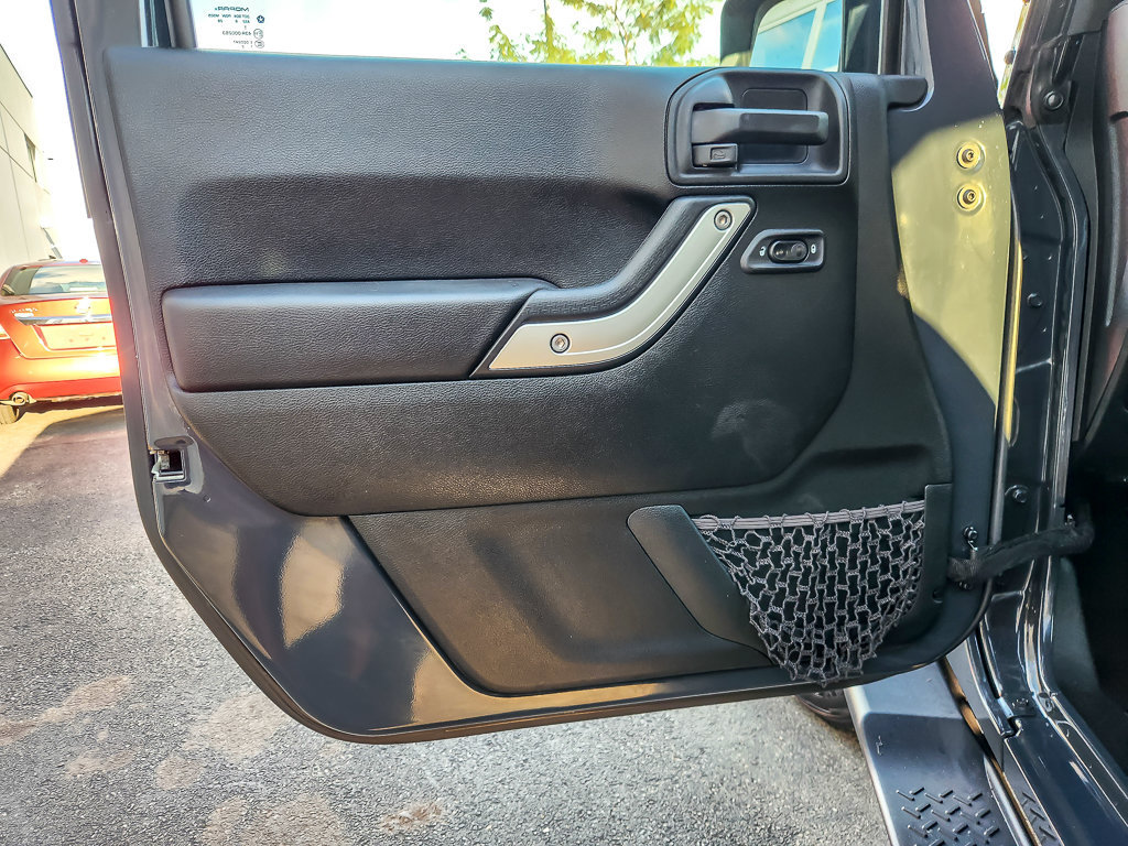 Used 2018 Jeep Wrangler Unlimited Sahara AWD/4WD image 14