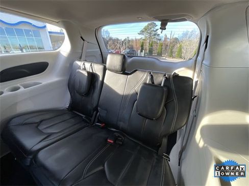 Used 2022 Chrysler Pacifica Touring-L image 22