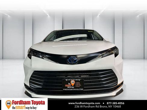 Used 2026 Toyota Sienna LE FWD image 9