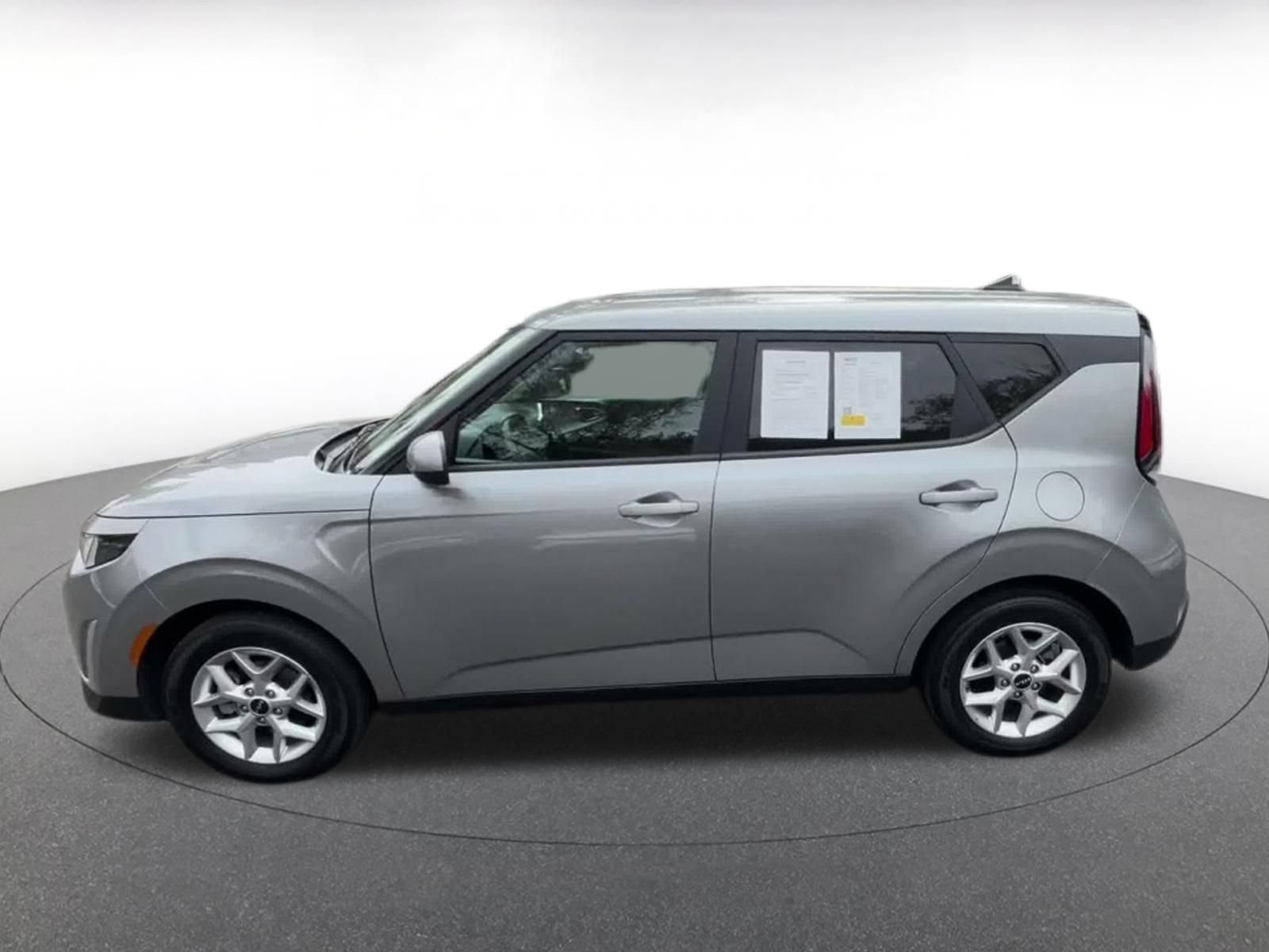 Used 2025 Kia Soul LX w/ LX Technology Package FWD image 8