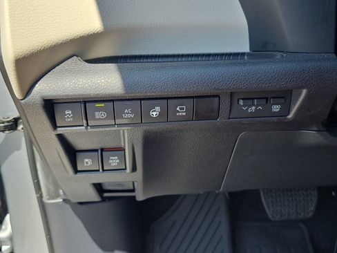 Used 2025 Toyota Sienna Platinum AWD/4WD image 23