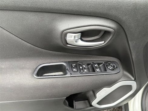 Used 2021 Jeep Renegade Latitude image 13