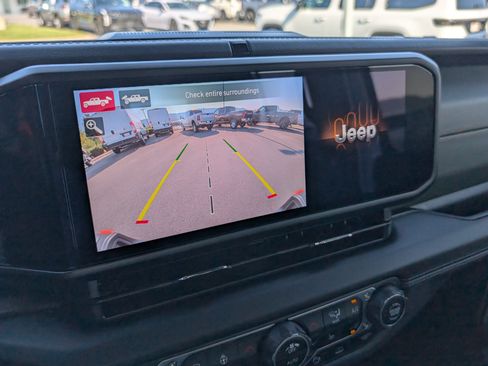 Used 2025 Jeep Gladiator Mojave AWD/4WD image 16