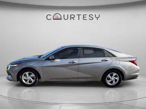 Used 2022 Hyundai Elantra SE FWD image 2
