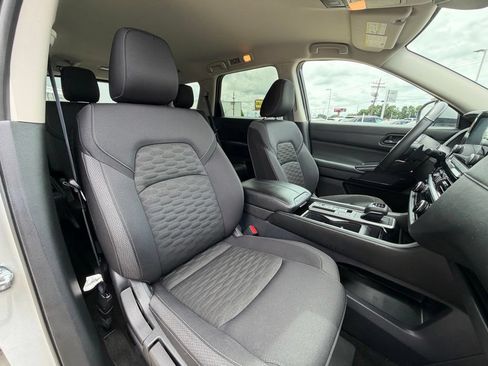 Used 2025 Nissan Pathfinder SV FWD image 30