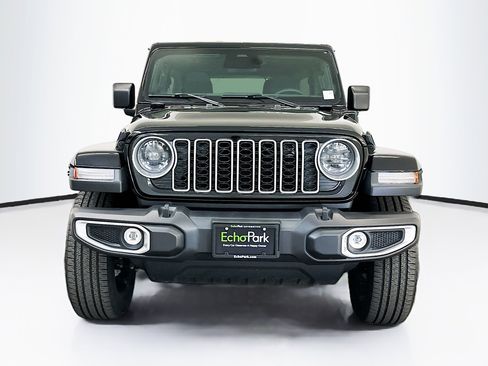 Used 2025 Jeep Wrangler Sahara image 2