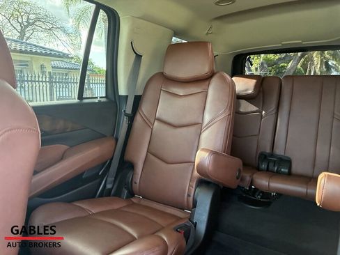 Used 2018 Cadillac Escalade Luxury RWD image 16
