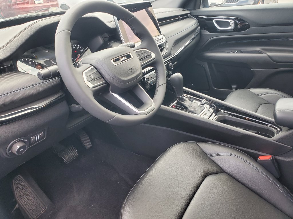 Used 2025 Jeep Compass Limited w/ Sun & Sound Group AWD/4WD image 8