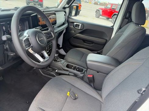 Used 2026 Jeep Wrangler Unlimited Sahara AWD/4WD image 16