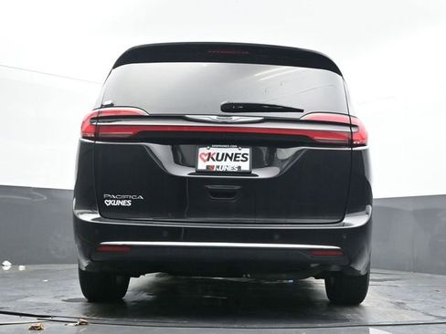 Used 2025 Chrysler Pacifica Select image 49