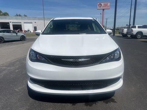 Used 2022 Chrysler Voyager LX FWD image 16