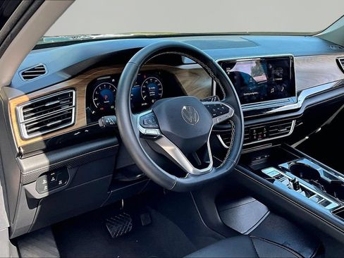 Used 2025 Volkswagen Atlas SE FWD image 12
