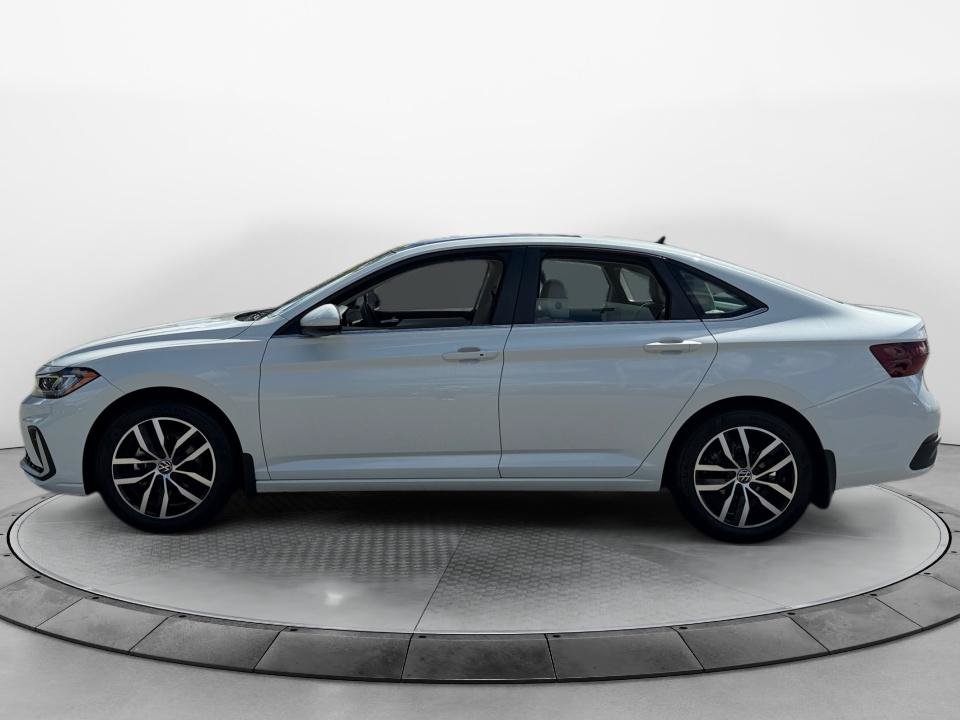 Certified 2026 Volkswagen Jetta SE FWD image 4
